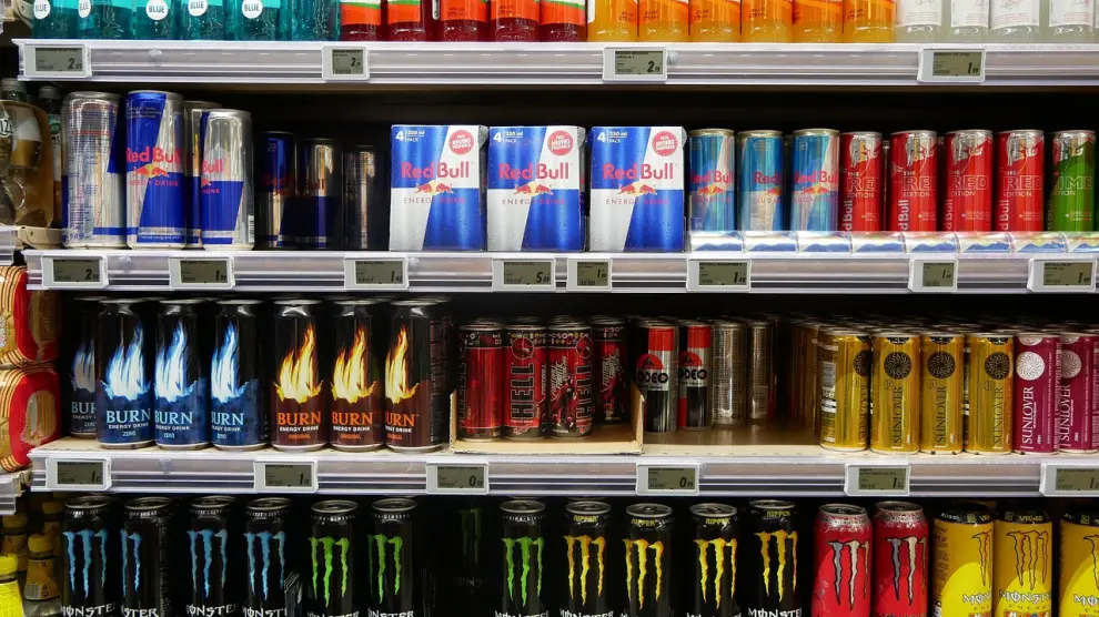Varias latas de bebidas energéticas en un supermercado.
