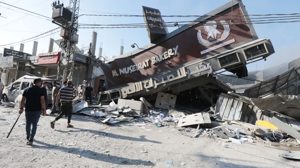 Palestinos y defensa civil inspeccionan una panadería destruida tras un ataque aéreo que mató a cuatro personas en Nuseirat, en el centro de la Franja de Gaza. LaPresse