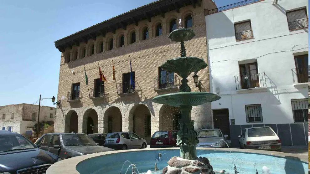 La plaza de Ricla con el Ayuntamiento, el centro de la localidad.