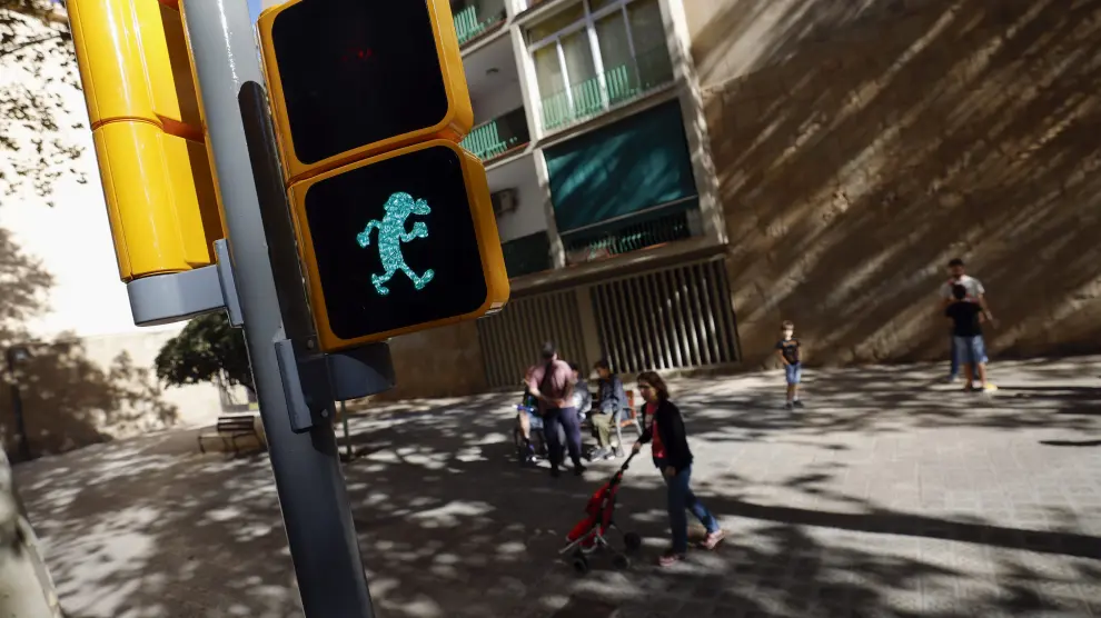 La ciudad de Barcelona ha puesto en marcha este sábado el primero de los 16 semáforos para peatones con las figuras de Mortadelo y Filemón