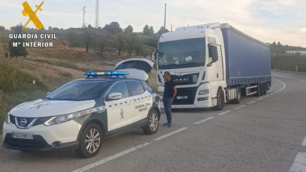 La Guardia Civil interceptó al conductor hablando por el móvil y le realizó las pruebas de alcohol y drogas