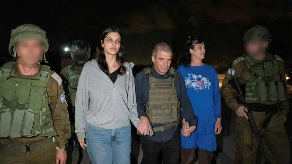 Nathalie, a la izquierda, y Judith Raanan, las dos rehenes estadounidenses liberadas por Hamás, escoltadas por militares israelíes tras su liberación