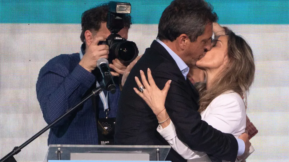 22 October 2023, Argentina, Buenos Aires: Sergio Massa, Argentine Minister of Economy and presidential candidate, kisses his wife Malena Galmarini at the campaign headquarters after polls closed in the general election. Massa won the first round of elections and will face Javier Milei in the second round on 19 November. Photo: Franco Dergarabedian/dpa..22/10/2023 ONLY FOR USE IN SPAIN[[[EP]]]