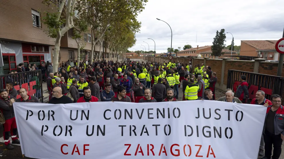 Los trabajadores de CAF Zaragoza han salido hoy a protestar a las puertas de la fábrica para denunciar el bloqueo del convenio colectivo.