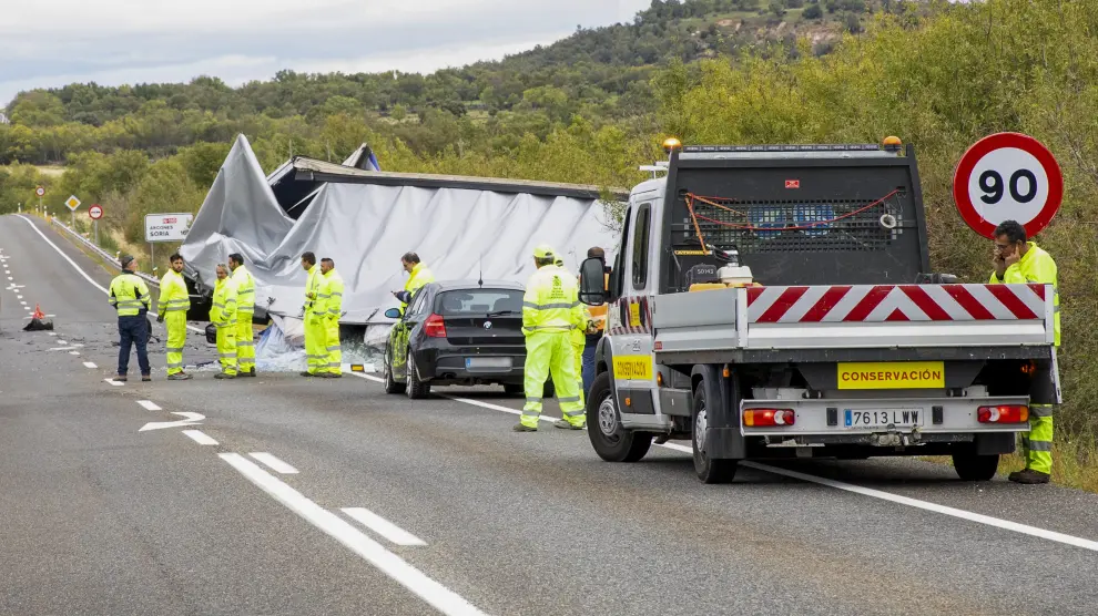 Servicios de emergencia en el lugar del accidente, en la N-110 a la altura de Ceguilla (Segovia).