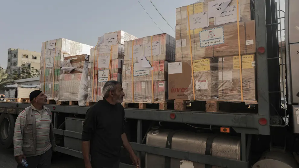 Un camión con ayuda humanitaria llega a Khan Yunis, en Gaza.