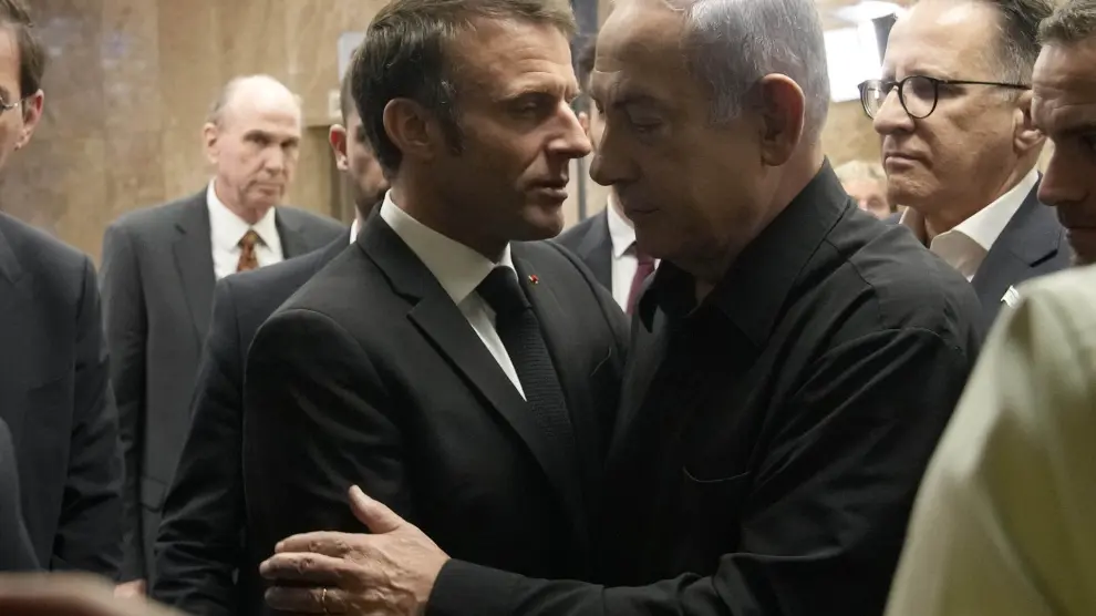 Israeli Prime Minister Benjamin Netanyahu, center right, shakes hands with French President Emmanuel Macron after a joint press conference in Jerusalem, Tuesday, Oct. 24, 2023. Emmanuel Macron is traveling to Israel to show France's solidarity with the country and further work on the release of hostages who are being held in Gaza. (AP Photo/Christophe Ena, Pool) Associated Press/LaPresse Only Italy and Spain