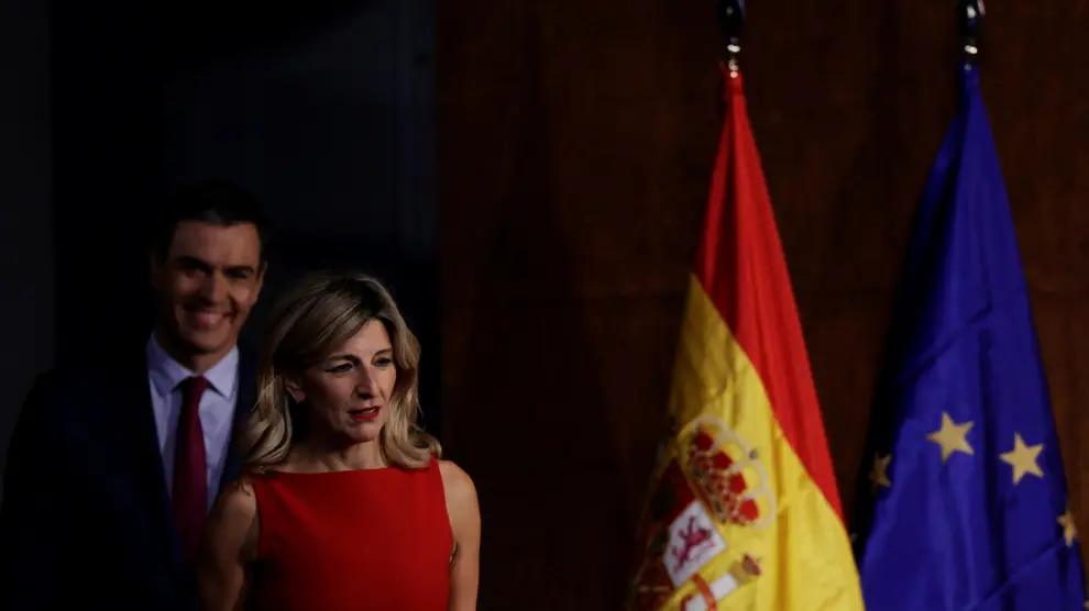 Yolanda Díaz y Pedro Sánchez tras firmar un acuerdo para un Gobierno de coalición progresista.