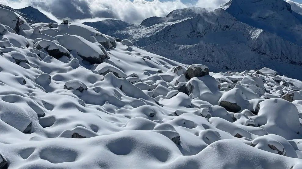 Imágenes del Aneto cubierto de nieve.