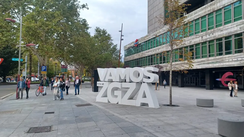La nueva plaza junto a Ibercaja, con las letras de ZGZ.