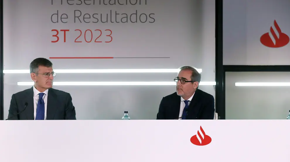El consejero delegado del Banco Santander, Héctor Grisi (d), y el director financiero, José García Cantera, presentan los resultados del tercer trimestre de 2023 de la entidad bancaria, este miércoles en Boadilla del Monte.