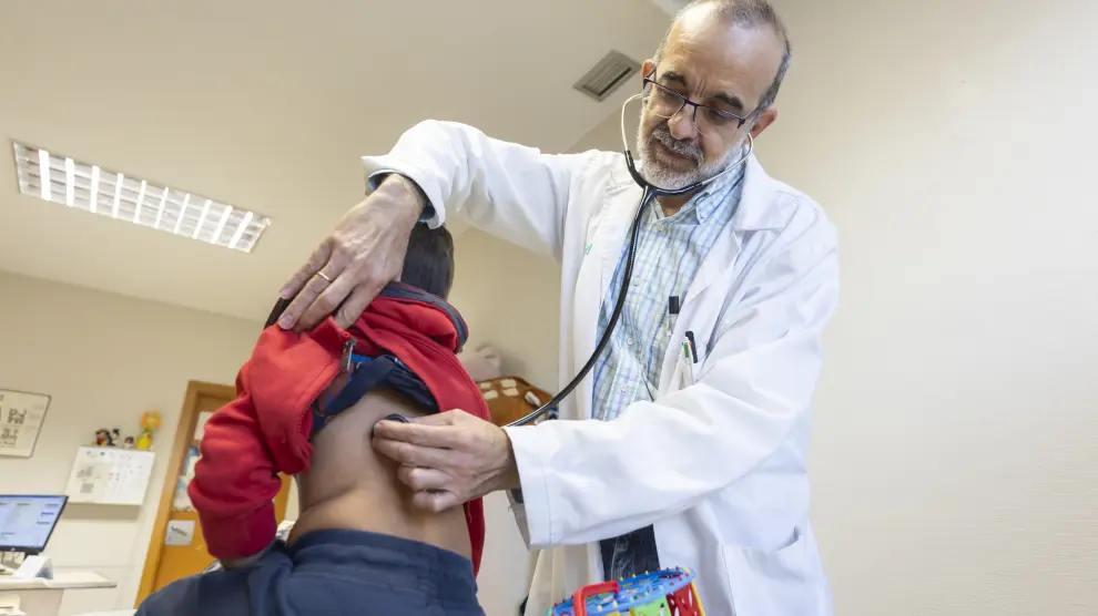 El pediatra César García ausculta a un niño en el Centro de Salud de Sagasta.