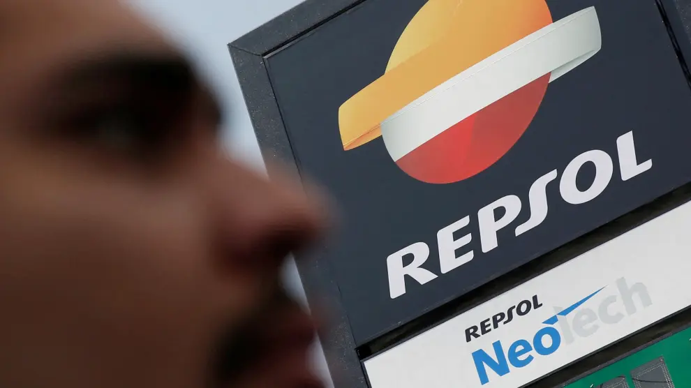 El logo del gigante energético español Repsol SA se ve durante la ceremonia de inauguración de su primera gasolinera en Ciudad de México