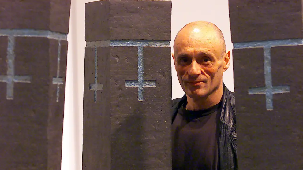 Víctor Mira, en la exposición que le organizó el Museo Pablo Serrano en 2002.