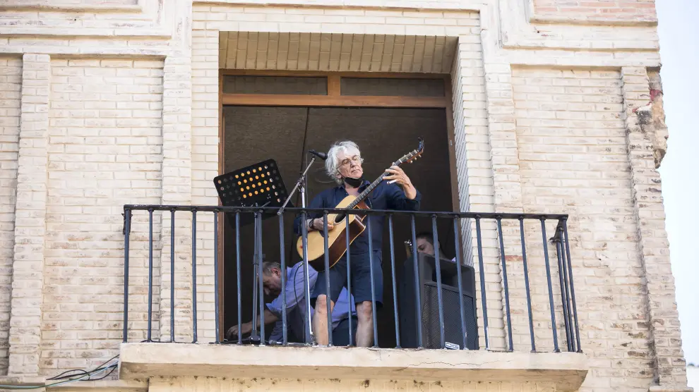Iñaki Fernández, en 2021, cantando desde el balcón de La Bóveda del Albergue.