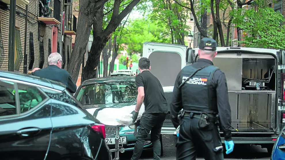 Retiran el cadáver de la víctima de su domicilio en la calle de Jaime Herrerín de Zaragoza.