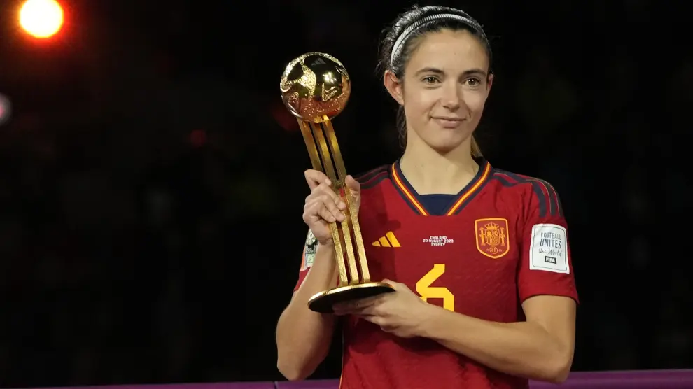 Aitana Bonmatí, ganadora del Balón de Oro 2023, tras ser elegida la mejor jugadora del Mundial de fútbol