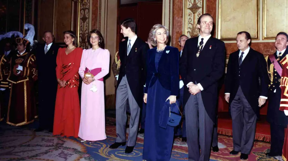 Su Alteza Real acompañado por sus Majestades los Reyes, las Infantas y don Juan de Borbón, Conde de Barcelona, para realizar el saludo a las autoridades. Salón de Conferencias del Congreso de los Diputados.