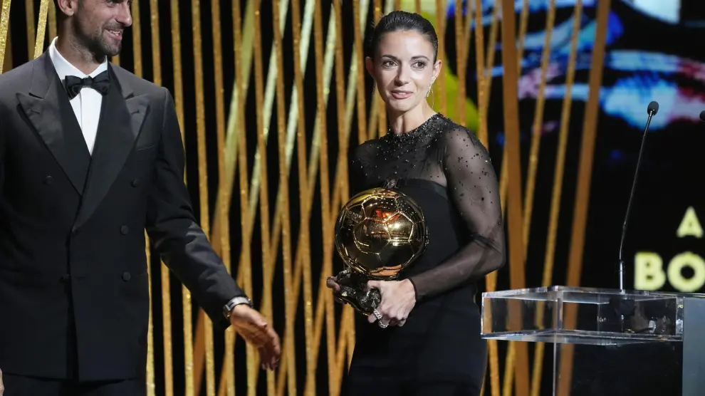 La mediocampista del FC Barcelona y de la selección española Aitana Bonmati, a la derecha, recibe el Balón de Oro femenino 2023 de manos del tenista serbio Novak Djokovic