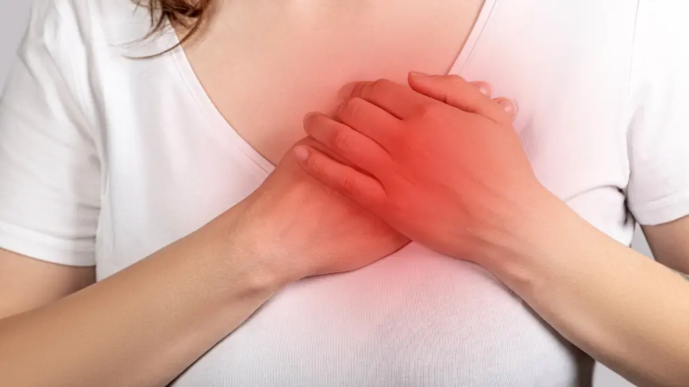 El infarto de miocardio suele producir un fuerte dolor en el pecho.