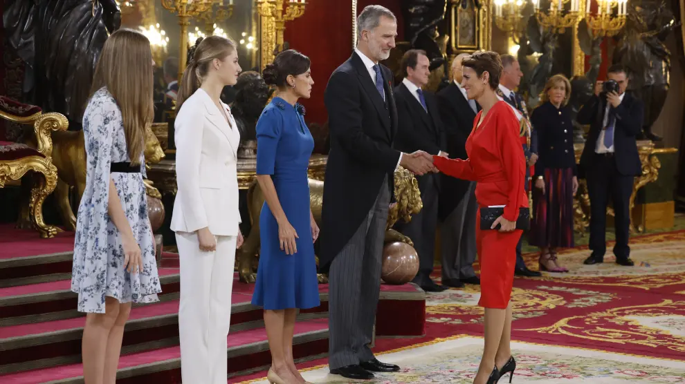 MADRID, 31/10/2023.- El rey Felipe VI estrecha la mano a la presidenta de La Rioja, María Chivite (d), en el Salón del Trono del Palacio Real, durante el saludo a los invitados al almuerzo, tras el acto en el que se le impuso el Collar de la Orden de Carlos III y del acto de la jura de la Constitución de la Princesa de Asturias por su mayoría de edad ante las Cortes Generales, en una solemne sesión conjunta de las dos cámaras legislativas que se ha celebrado este martes en el hemiciclo de la Cámara Baja. EFE/JuanJo Martín POOL
