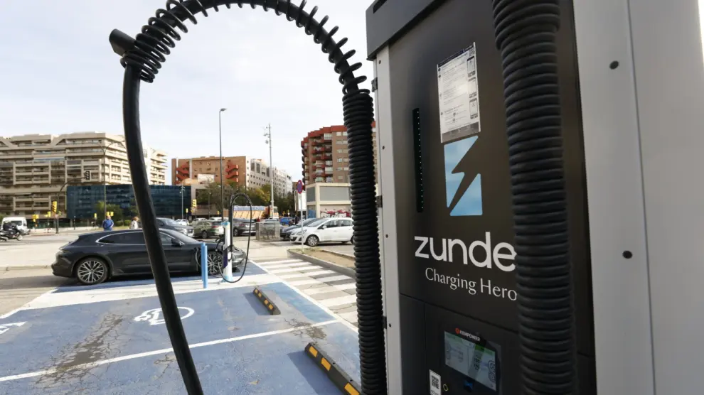 Puesta en servicio de los primeros cargadores de la red pública para coches eléctricos, en el aparcamiento de Camino de las Torres de Zaragoza