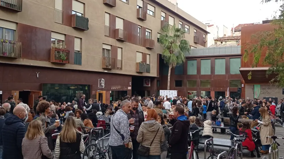 La presentación de esta nueva asociación 'the MoveMen' reunió a bastante público ayer en la plaza de Las Armas de Zaragoza.