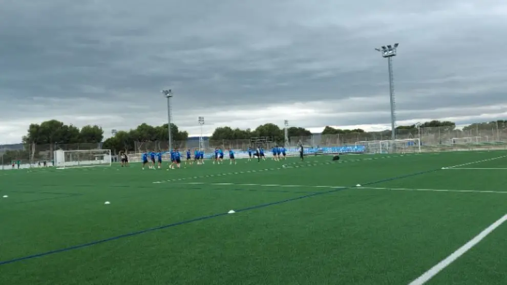 El Real Zaragoza se ejercitó este miércoles en el campo 1 de sus instalaciones de la carretera de Valencia, de hierba sintética, para acercarse lo más posible a las sensaciones del bote del balón (distinto al de la liga) que tendrán hoy en El Clariano de Onteniente.