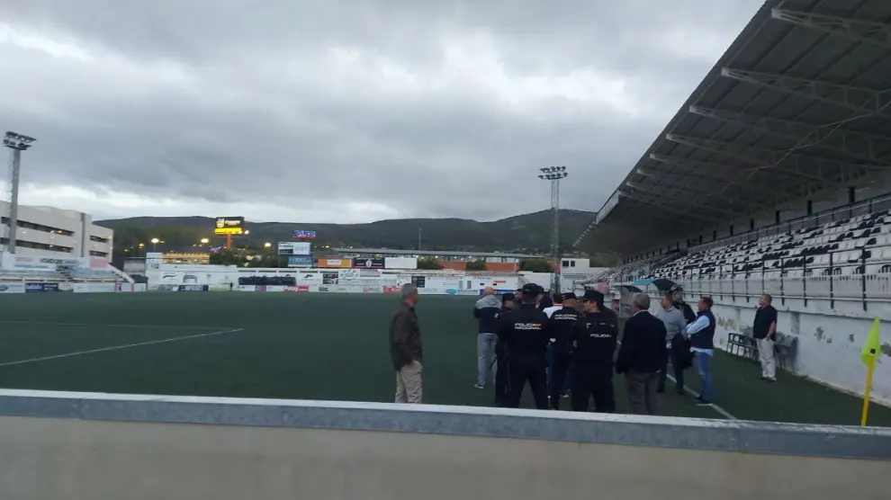 El estadio de El Clariano de Onteniente, con el partido suspendido desde hace breves minutos.