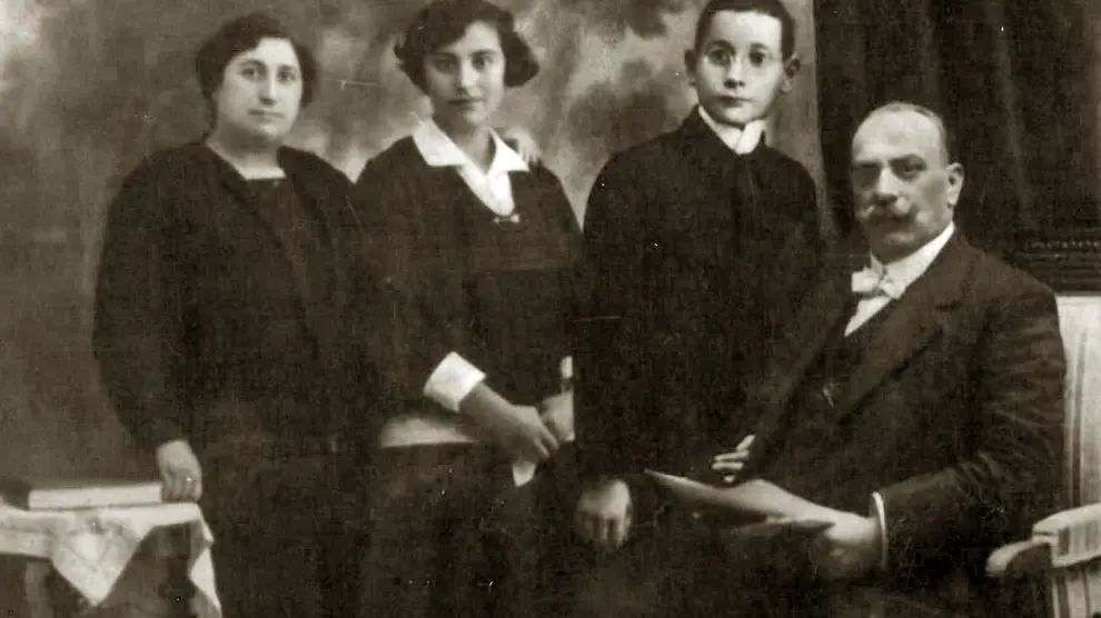 Francisco Gayé, de joven, junto a sus padres y hermana.