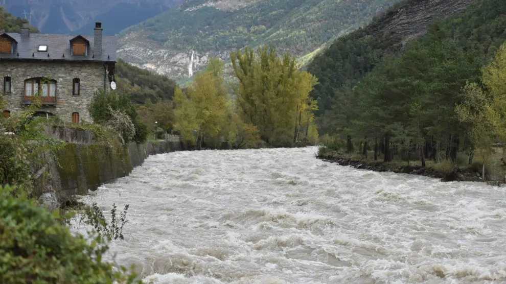 Imágenes de la crecida del río Ara en Broto, donde se ha cortado el acceso a la cascada de Sorrosal.