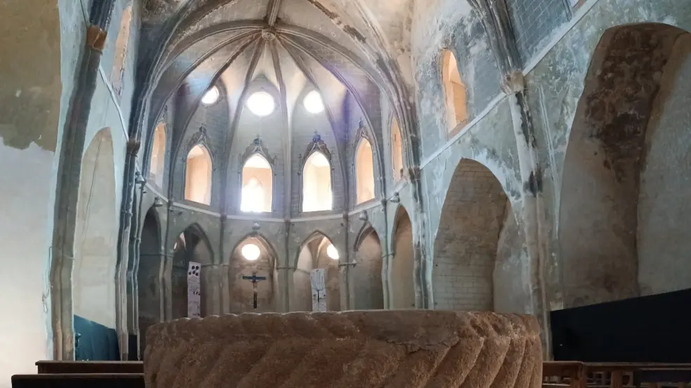 El interior de la iglesia de Santiago de Montalbán, en la foto, está lleno de grietas y humedades.