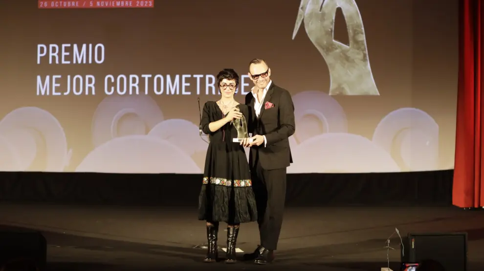 Nata Moreno, con su corto 'Madreselva', fue la gran vencedora de la noche y aquí recibe uno de los galardones de manos del Director General de Cultura Pedro Olloqui.