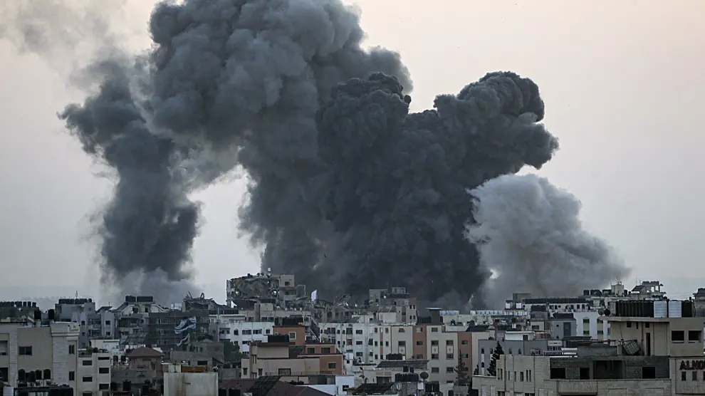 Columnas de humo se levantan en Gaza durante un bombardeo israelí.