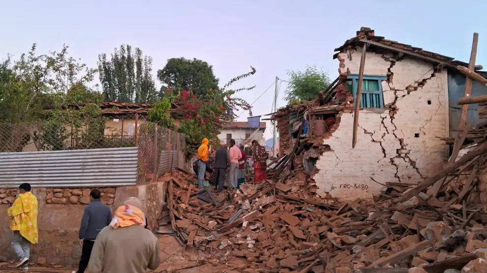 Búsqueda de supervivientes en la localidad de Thaple, tras el terremoto sufrido en el distrito de Jajarkot, al oeste de Nepal.