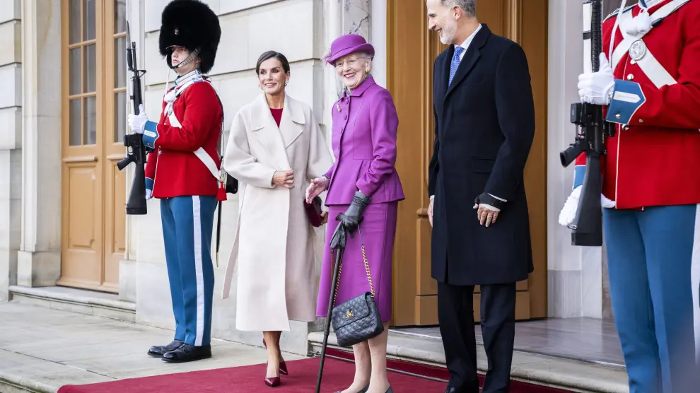 La reina Letizia, junto a Margarita de Dinamarca y el rey Felipe VI