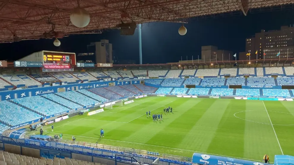 La Romareda, con los jugadores sobre el césped, hora y media antes del Real Zaragoza-Real Oviedo de este lunes.