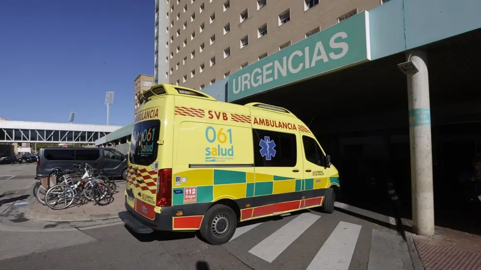 Una ambulancia llega al servicio de Urgencias del Hospital Miguel Servet.