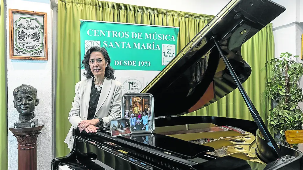 Ana Pilar Zaldívar junto a su querido piano, un busto de su hermano y dos fotos familiares
