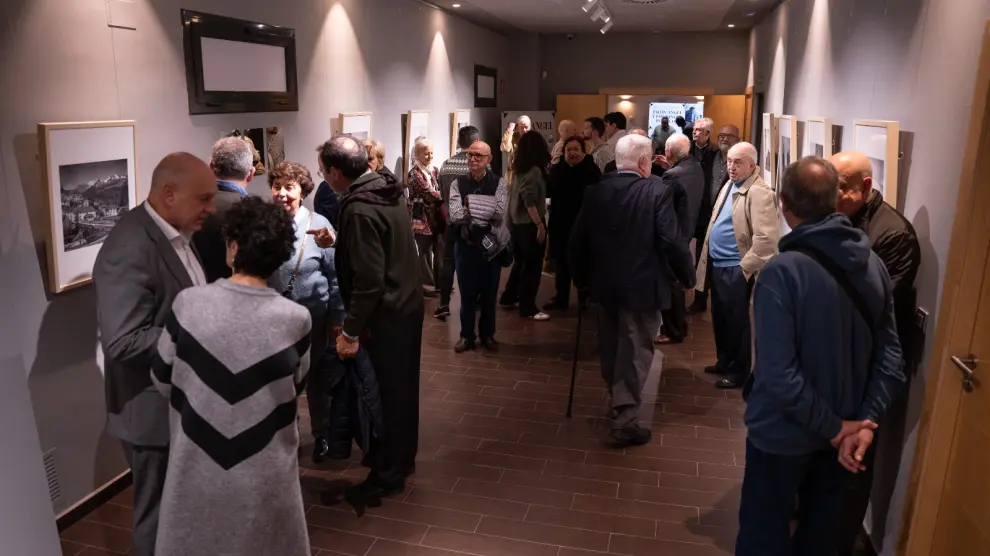 Inauguración de la exposición de Jalón Ángel en el edificio del Grupo San Valero en Zaragoza