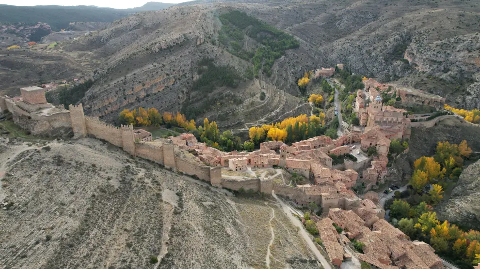 Una de las imágenes más conocidas de Albarracín es la que ofrece la muralla abrazando a la ciudad.