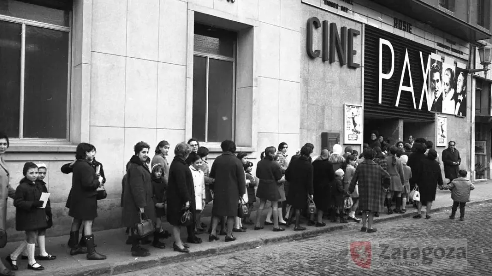 Chavales esperando a las puertas del Cine Pax en una foto de los años 60.