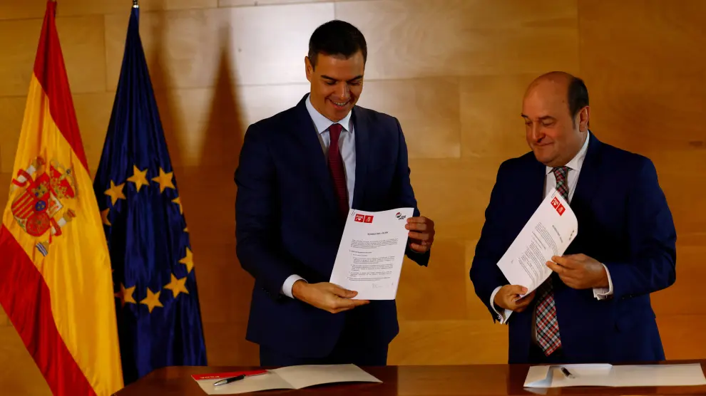 Spains acting Prime Minister Pedro Sanchez and Andoni Ortuzar, president of the Basque Nationalist Party (PNV), sign an agreement that will support Sanchezs bid to clinch another term in office at Parliament in Madrid, Spain, November 10, 2023. REUTERS/Susana Vera [[[REUTERS VOCENTO]]]