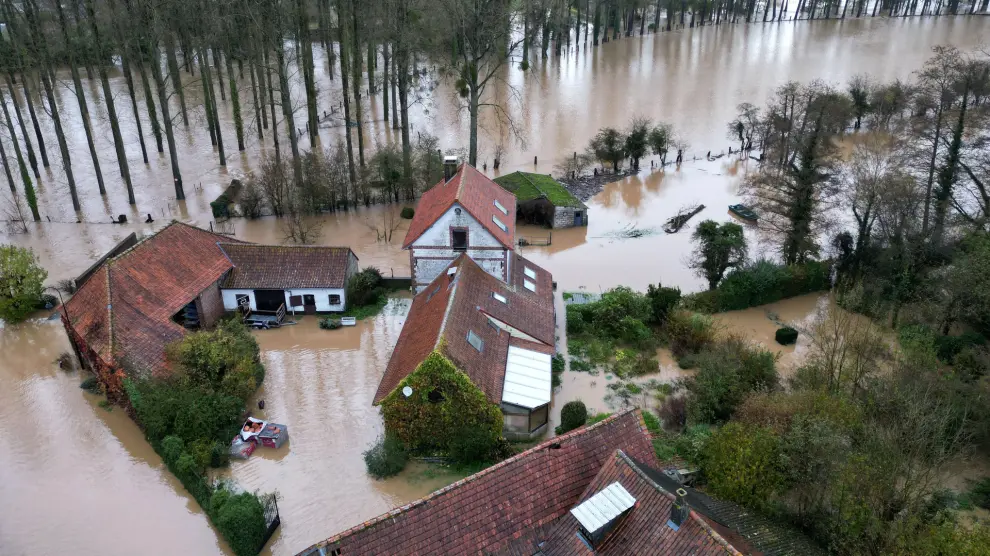 An aerial view shows a flooded area in Estree as the Canche River overflows near Montreuil-sur-Mer after days of heavy rain causing flooding in northern France, November 10, 2023. REUTERS/Pascal Rossignol [[[REUTERS VOCENTO]]]