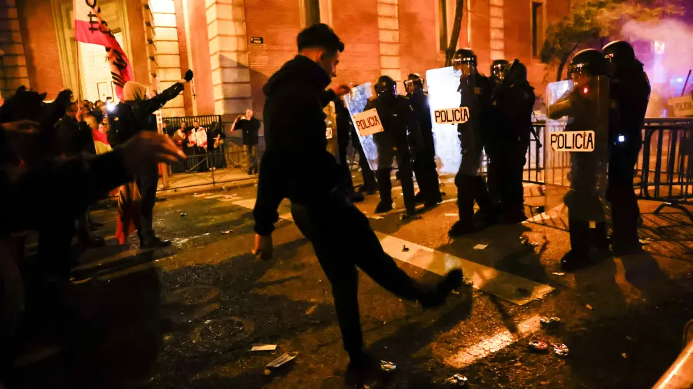 Agentes de la Policía Nacional han empezado a cargar contra los manifestantes que se concentran frente a la sede nacional del PSOE en la madrileña calle Ferraz