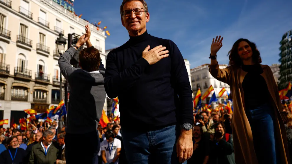 Spains opposition Peoples Party leader Alberto Nunez Feijoo gestures next to President of the Community of Madrid Isabel Diaz Ayuso as people take part in a protest called for by the Popular Party against a deal reached by Spains socialists with the Catalan separatist Junts party for government support, which involves amnesties for people involved with Catalonias failed 2017 independence bid, in Madrid, Spain November 12, 2023. REUTERS/Susana Vera [[[REUTERS VOCENTO]]]