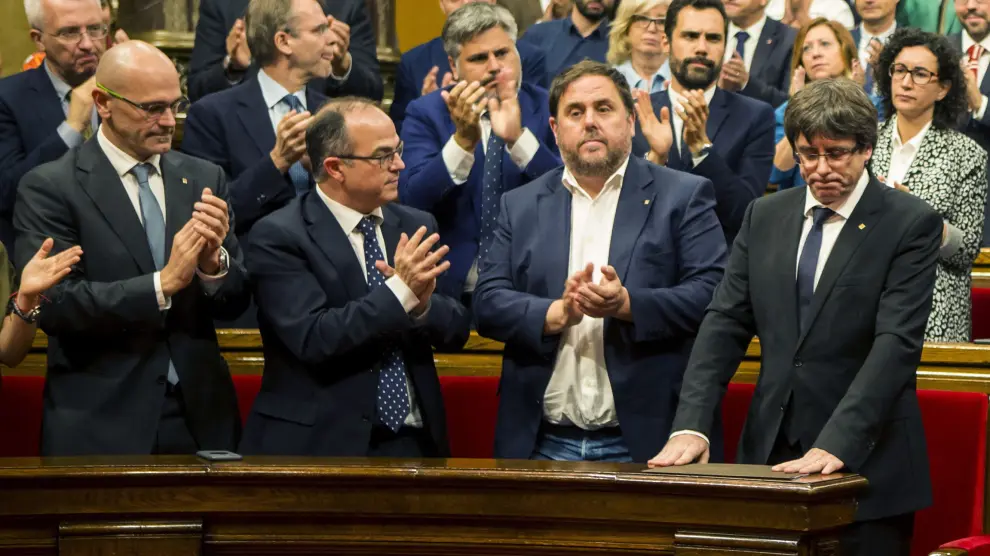 Los diputados independentistas y el Govern aplauden a Carles Puigdemont en un pleno tras la consulta de octubre de 2027