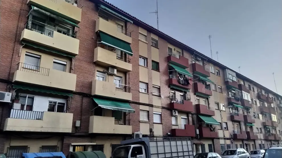 Edificios con toldos verdes en la calle de Madrina Salinas, en Las Fuentes.