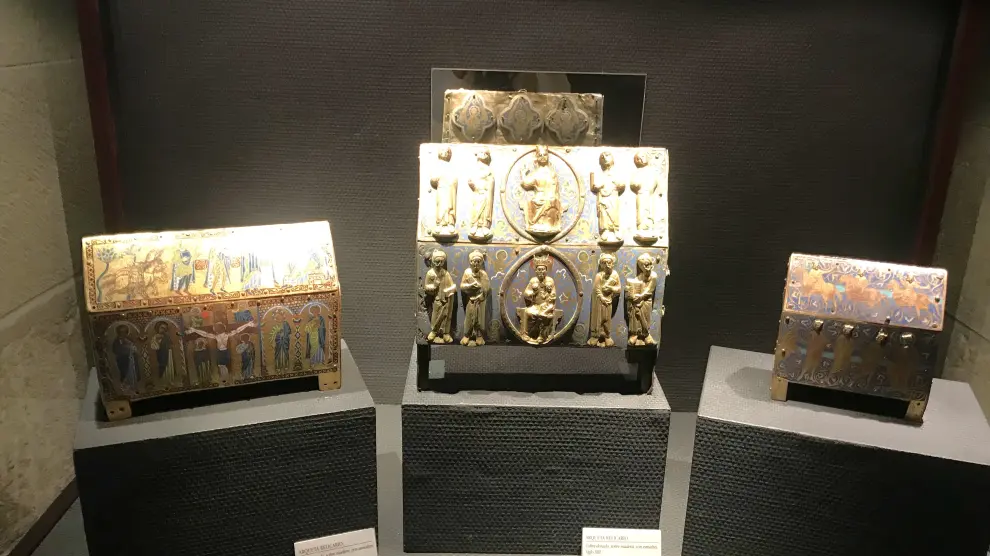 Tres arquetas relicario que forman parte de la exposición inaugurada en el Museo Diocesano de Huesca