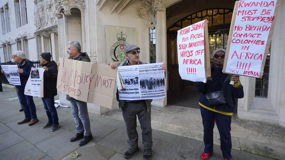 Manifestantes se encuentran frente a la Corte Suprema en Londres